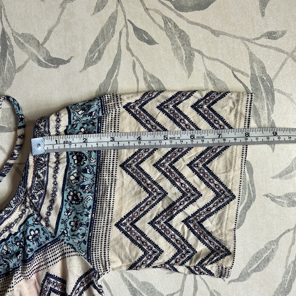 CHARLOTTE RUSSE | FLOWY COLD SHOULDER CROP TOP - Picture 4 of 8